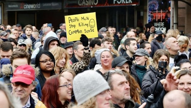 Avrupa kısıtlamalara karşı sokağa çıktı!