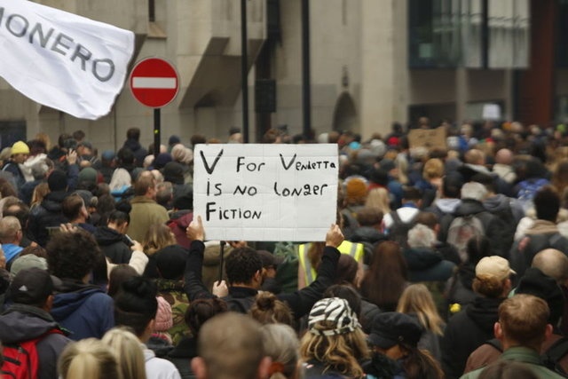 Avrupa kısıtlamalara karşı sokağa çıktı!