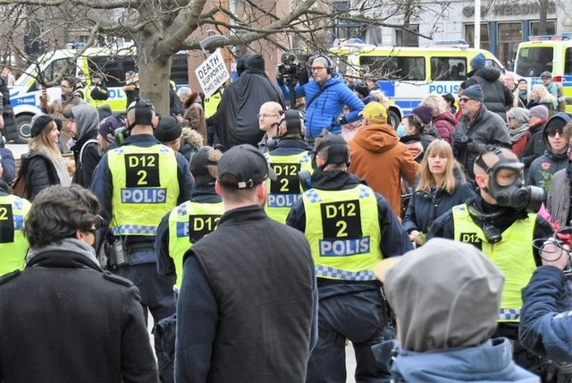 Avrupa kısıtlamalara karşı sokağa çıktı!