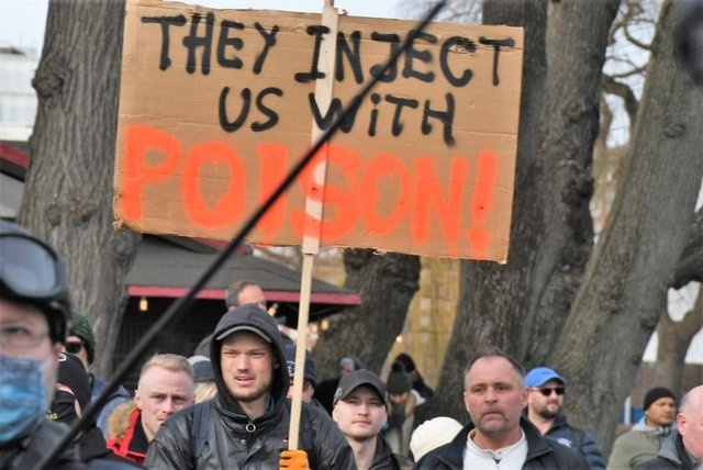 Avrupa kısıtlamalara karşı sokağa çıktı!