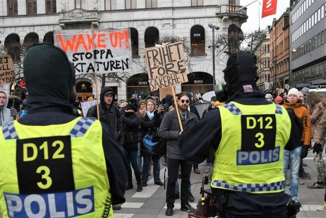Avrupa kısıtlamalara karşı sokağa çıktı!