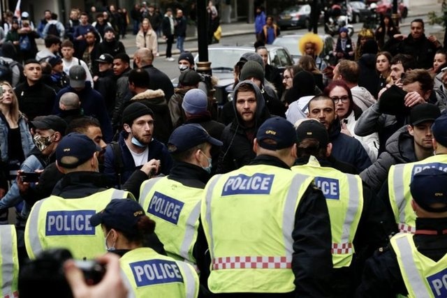 Avrupa kısıtlamalara karşı sokağa çıktı!