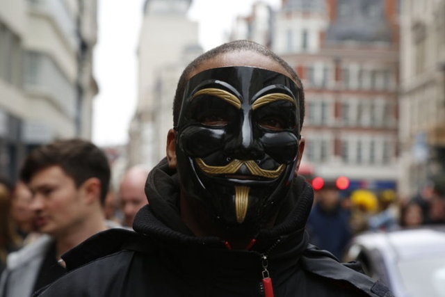 Avrupa kısıtlamalara karşı sokağa çıktı!