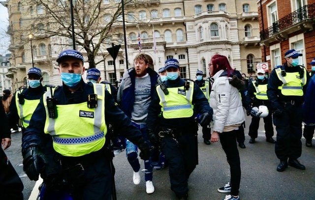 Avrupa kısıtlamalara karşı sokağa çıktı!