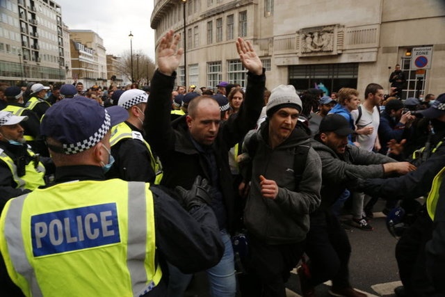 Avrupa kısıtlamalara karşı sokağa çıktı!