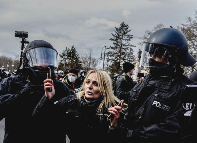 Avrupa kısıtlamalara karşı sokağa çıktı!