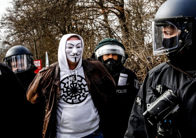 Avrupa kısıtlamalara karşı sokağa çıktı!