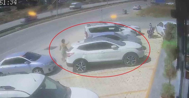 Genç kadın tek eliyle arabayı durdurdu