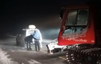 Ağrı'da iş makinesi uçuruma yuvarlandı