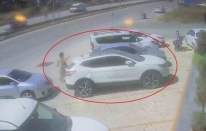 Genç kadın tek eliyle arabayı durdurdu