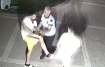 Oğlunun kavga ettiği çocuğu darbetti