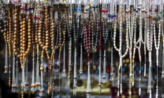 Çin, Suudi Arabistan'a domuz kemiklerinden yaptığı tesbihleri satıyor.