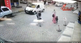 Kendisinden para isteyen çocuğu dövdü