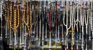 Çin, Suudi Arabistan'a domuz kemiklerinden yaptığı tesbihleri satıyor.