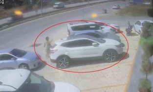 Genç kadın tek eliyle arabayı durdurdu