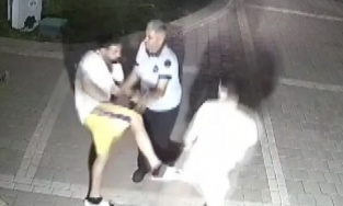 Oğlunun kavga ettiği çocuğu darbetti