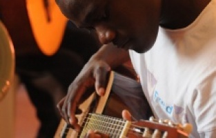 Malili müzisyenin enstrüman iddiası