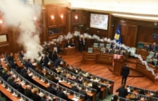 Kosova'da kadınlar yönetime dahil oluyor