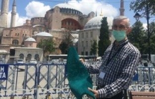 Ayasofya Camii’ne halılar döşenmeye başladı