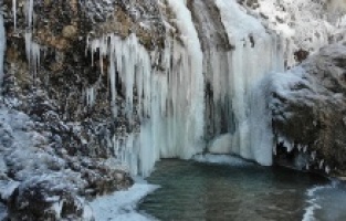 Erzincan’daki Girlevik Şelalesi buz dağına dönüştü