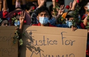 Myanmarlı Müslümanlar darbe karşıtı protestolarda