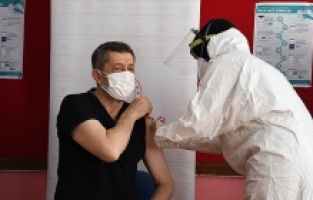 Öğretmenlere Kovid-19 aşısı uygulanmasına başlandı