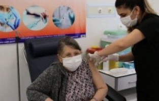 Bakan Koca’dan 60 yaş üzeri için aşı çağrısı