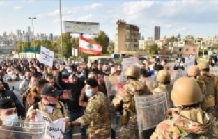 Lübnan'da protestocular yönetimin istifasını istedi