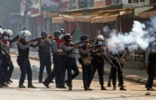 Myanmar'da güvenlik güçleri gerçek mermi kullandı