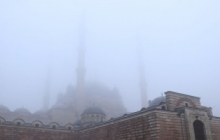 Selimiye Camisi sis altında gözden kayboldu