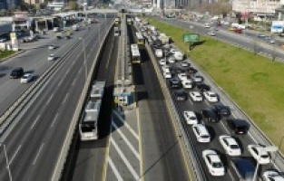 Kapanmanın ilk günü trafikte yoğun görüntüler