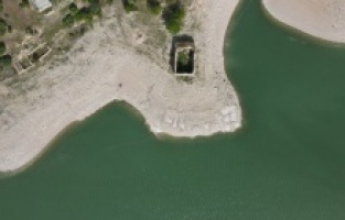 Baraj suları çekilince tamamen gün yüzüne çıktı