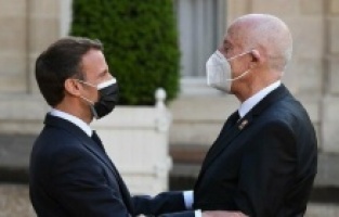 Fransa’ya yakasında Filistin bayrağıyla gitti