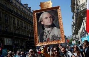 ‘Kahrolsun diktatörlük’