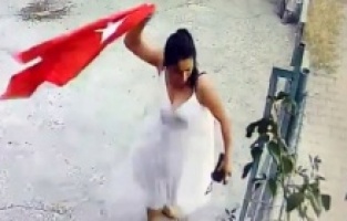 Türk Bayrağını çöpe attı