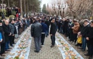 Aşiret liderini anma töreninde iki kilometrelik yer sofrası kuruldu