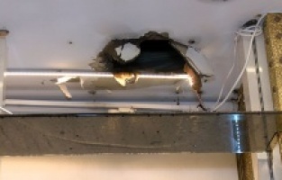 Laleli'de kiracısını çıkarabilmek için tavanı deldi, sarımsaklı su döktü