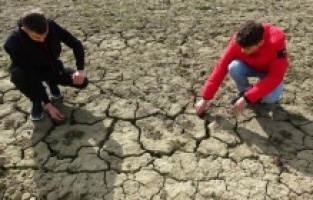 Tokat’ta barajda sular çekildi, toprakta derin çatlaklar oluştu