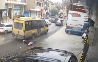 Minibüsün altında kalmaktan son anda kurtuldu