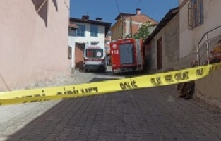 Evin bahçesinde el bombası kazısı