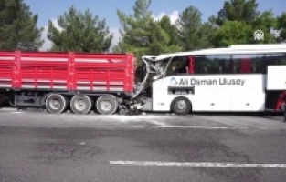 Adana'da meydana gelen bir kaza dehşete düşürdü.