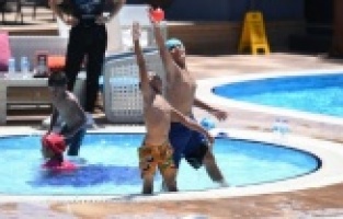 Kağıt toplayan çocuğun havuz sevinci