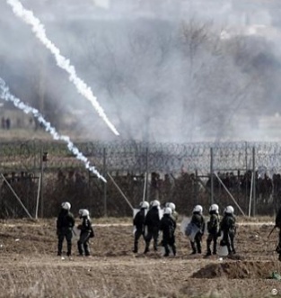 Yunan polisinin işkencesi bitmiyor