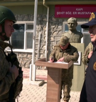 Bakan Akar'dan "sığınmacı akını" iddiasına yalanlama