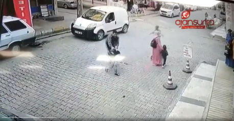 Kendisinden para isteyen çocuğu dövdü