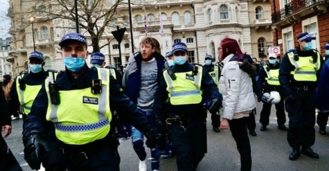 Avrupa kısıtlamalara karşı sokağa çıktı!