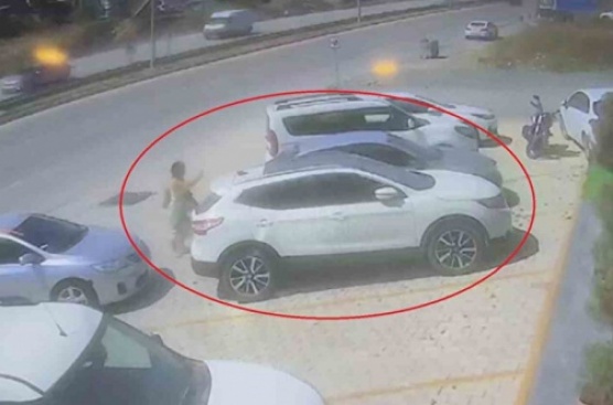 Genç kadın tek eliyle arabayı durdurdu
