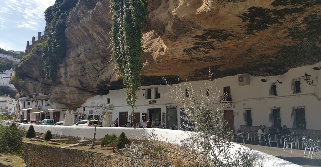 Kayanın içindeki köy: Setenil de las Bodegas