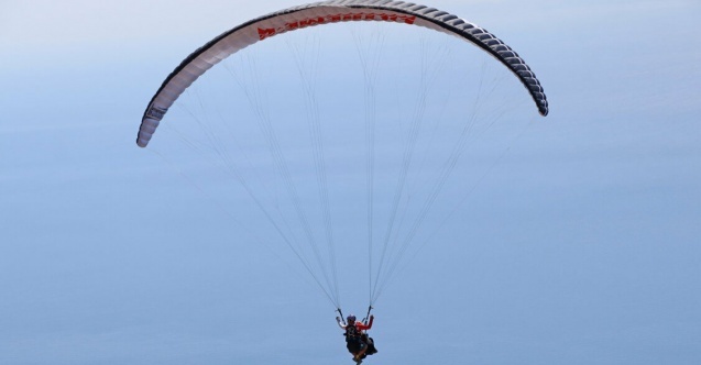 Her gün işinden evine uçarak gidiyor