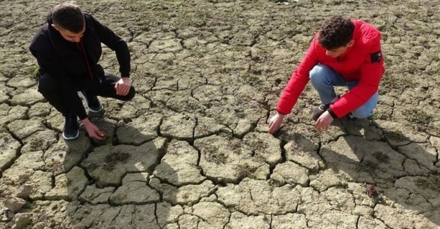 Tokat’ta barajda sular çekildi, toprakta derin çatlaklar oluştu
